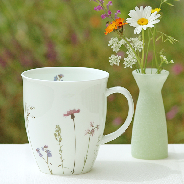 Fine Bone China Becher mit Flockenblumen-Dekor