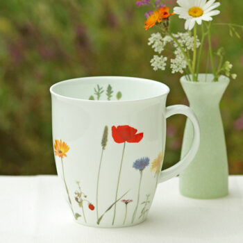 Bauchiger Fine Bone China Becher mit Ackerkräuter-Motiv