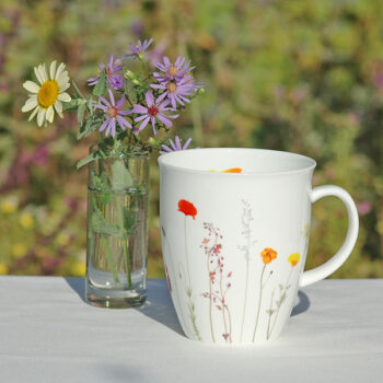 Bauchiger Becher mit Sommerwiesen-Motiv in gelb, orange und rot