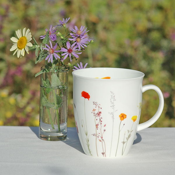 Bauchiger Becher mit Sommerwiesen-Motiv in gelb, orange und rot