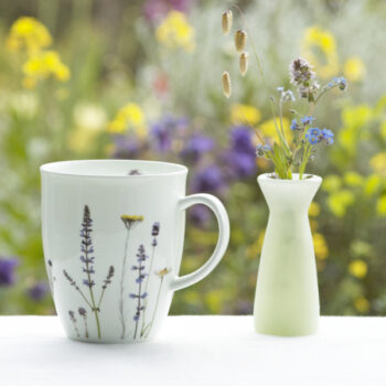 Bauchiger Becher mit Bienenpflanzen-Motiv