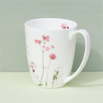 Zartes Wiesenmotiv in kräftigem Rosa auf weißem Fine Bone China