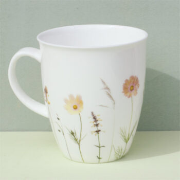 Dieser schöne Becher fasst 250 ml Tee oder Kaffee. Das feine, dünne Material liegt gut in der Hand, die gefällige Form erfreut das Auge. Dekoriert wurde dieser Becher mit Schmuckkörbchen und anderen Sommerblumen in Apricot.