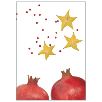 Rote Granatäpfel und gelbe Sternfrüchte auf weißem Hintergrund