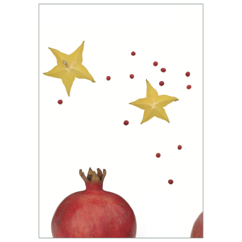 Rote Granatäpfel und gelbe Sternfrüchte auf weißem Hintergrund